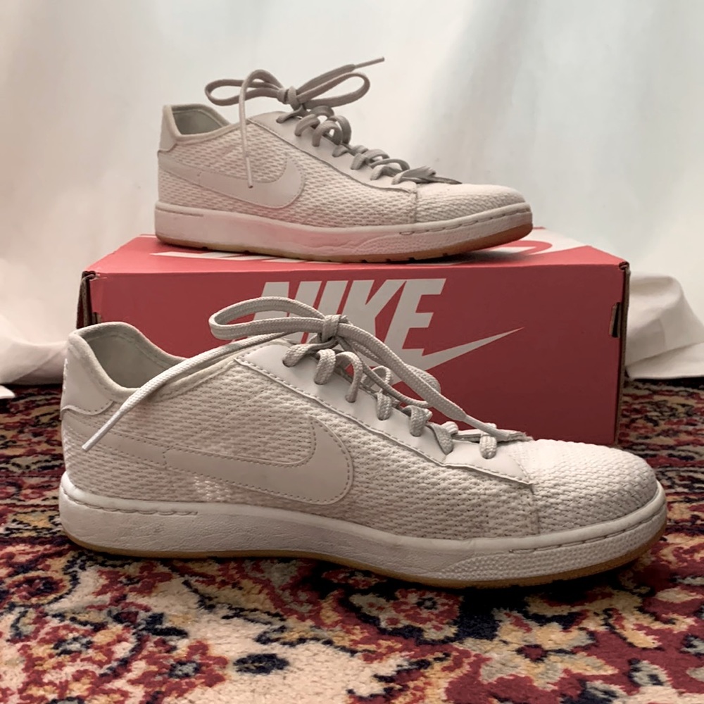 White Nike sneaks!